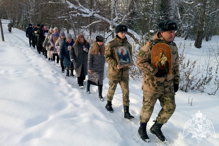 В Красноярске росгвардейцы с православными верующими совершили крестный ход с молитвой о восстановлении мира 
