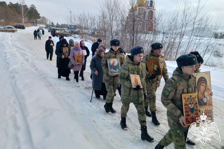В Красноярске росгвардейцы с православными верующими совершили крестный ход с молитвой о восстановлении мира 