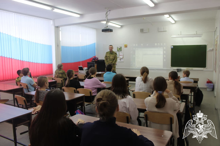 Зеленогорские военнослужащие Росгвардии провели урок мужества  в День героев Отечества