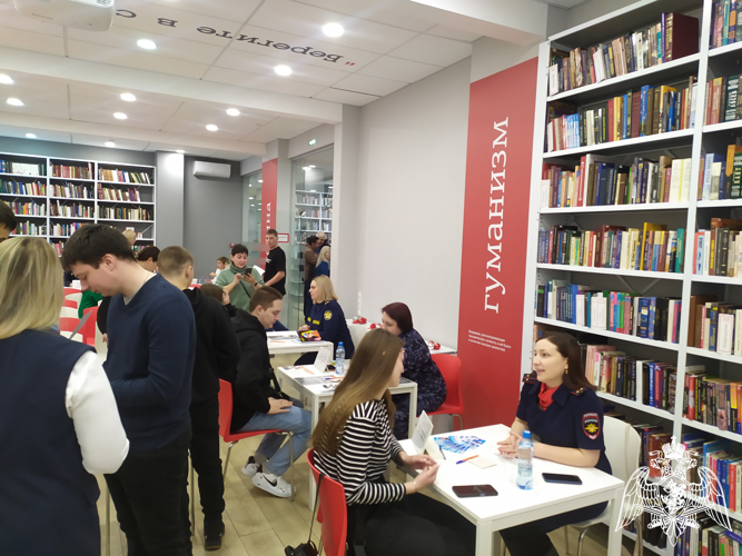 В Лесосибирске представители Росгвардии приняли участие в ярмарке вакансий