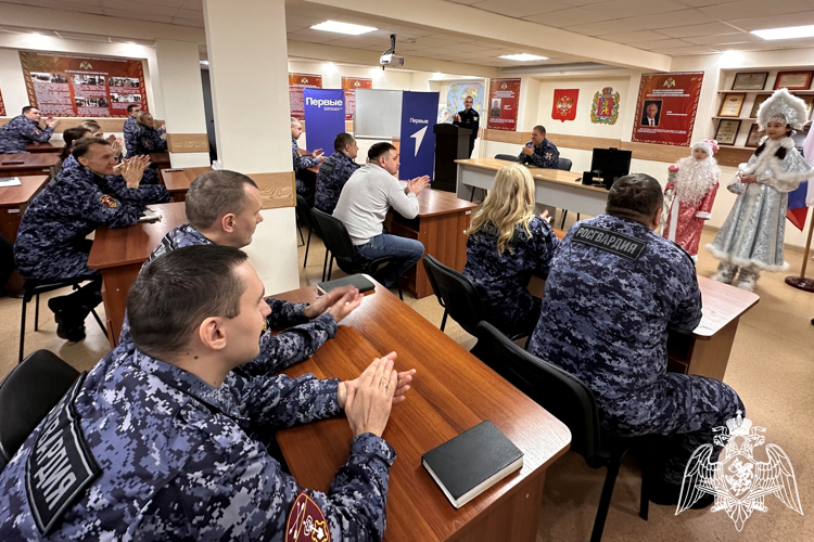 Красноярские школьники поздравили росгвардейцев с наступающим Новым годом