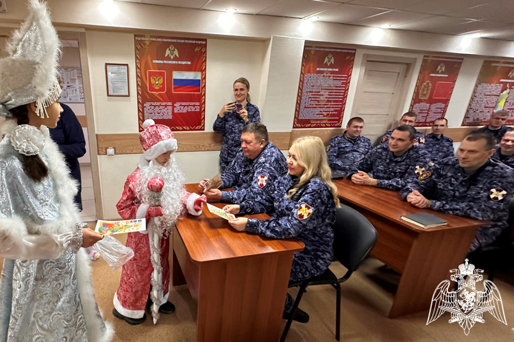 Красноярские школьники поздравили росгвардейцев с наступающим Новым годом