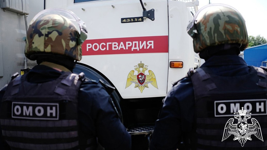Красноярские сотрудники ОМОН на транспорте  Росгвардии совместно с полицейскими задержали индивидуального предпринимателя, подозреваемого в коммерческом подкупе