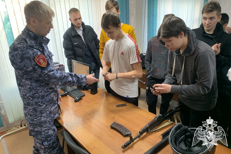 Сотрудники Росгвардии провели день открытых дверей для шарыповских  школьников