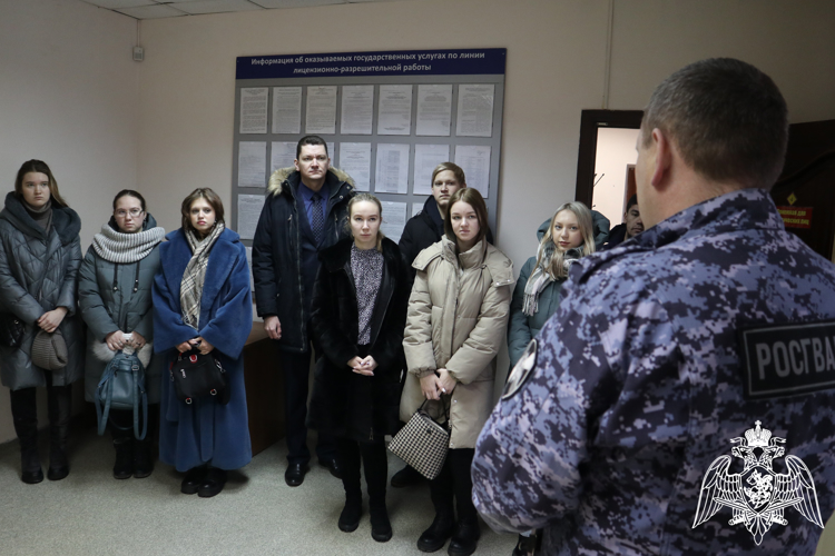В красноярском отделе лицензионно-разрешительной работы Росгвардии для студентов прошел «День открытых дверей»