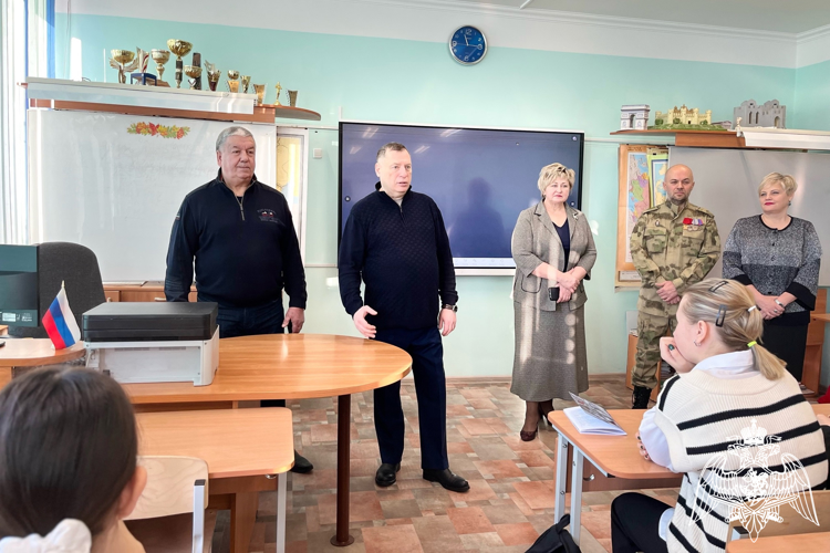 Ветераны и офицеры Росгвардии проводят патриотические встречи и уроки мужества для школьников