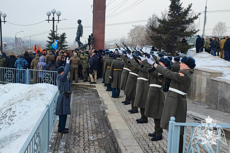 В Красноярском крае росгвардейцы почтили память воинов-интернационалистов