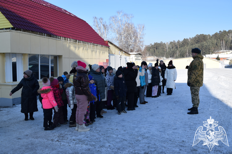 В железногорском батальоне Росгвардии для учащихся города провели День открытых дверей