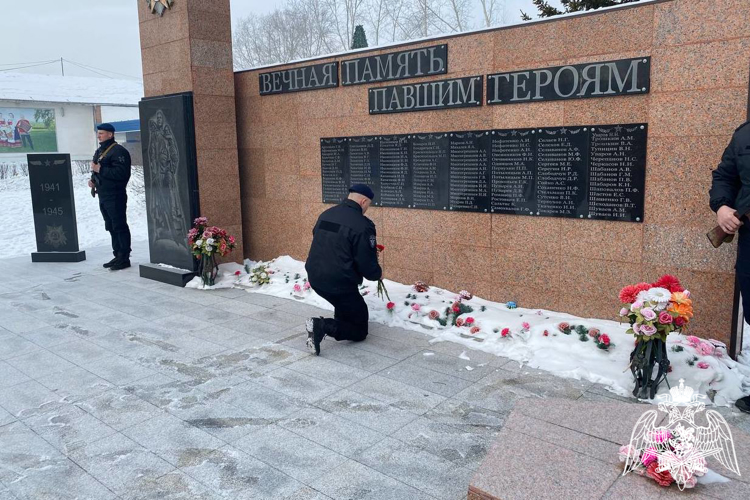 В День воинской славы красноярские сотрудники СОБР возложили цветы к мемориалу воинам, погибшим  в годы Великой Отечественной войны