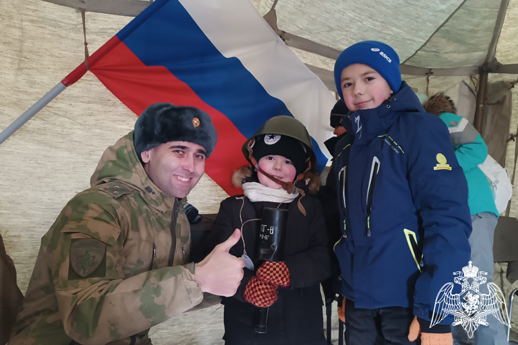 Военнослужащие зеленогорского батальона Росгвардии вниманию гостей ледовых гонок «Green Ring» представили свою локацию