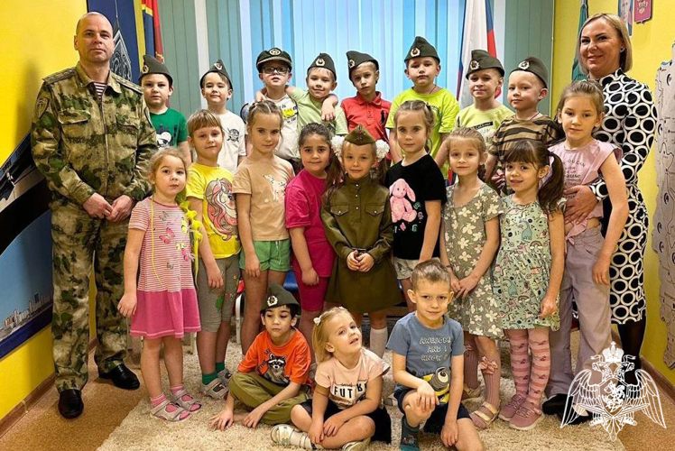 Военнослужащий Красноярского соединения Росгвардии рассказал дошколятам о своей службе      
