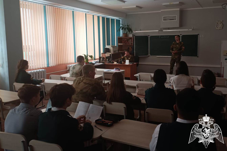 Курсанты военных институтов, проходящие стажировку в Красноярском соединении Росгвардии проводят уроки для учащихся