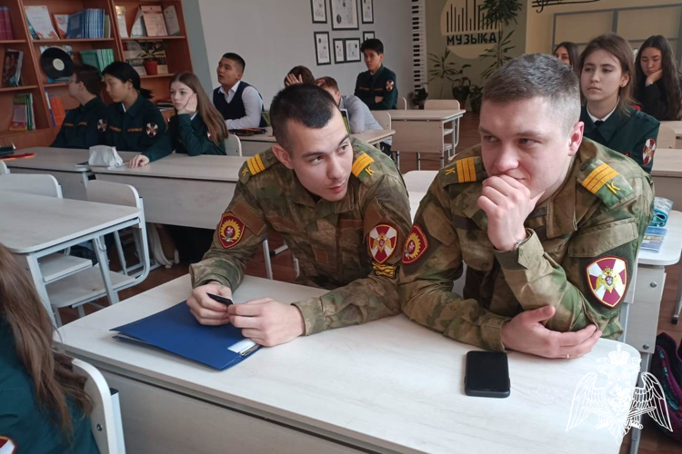 Курсанты военных институтов, проходящие стажировку в Красноярском соединении Росгвардии проводят уроки для учащихся