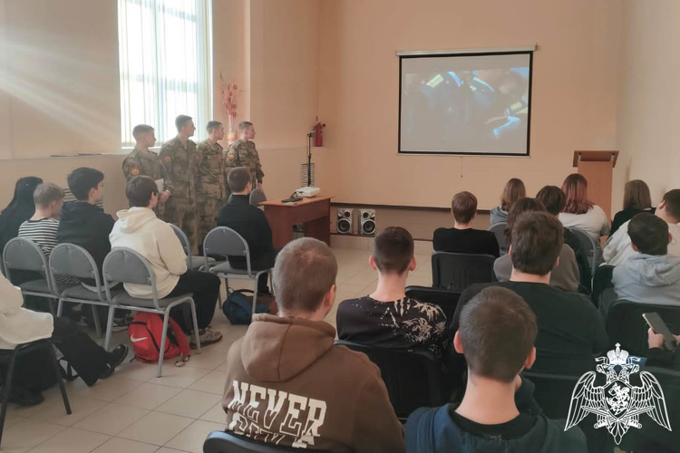 Курсанты военных институтов, проходящие стажировку в Красноярском соединении Росгвардии проводят уроки для учащихся