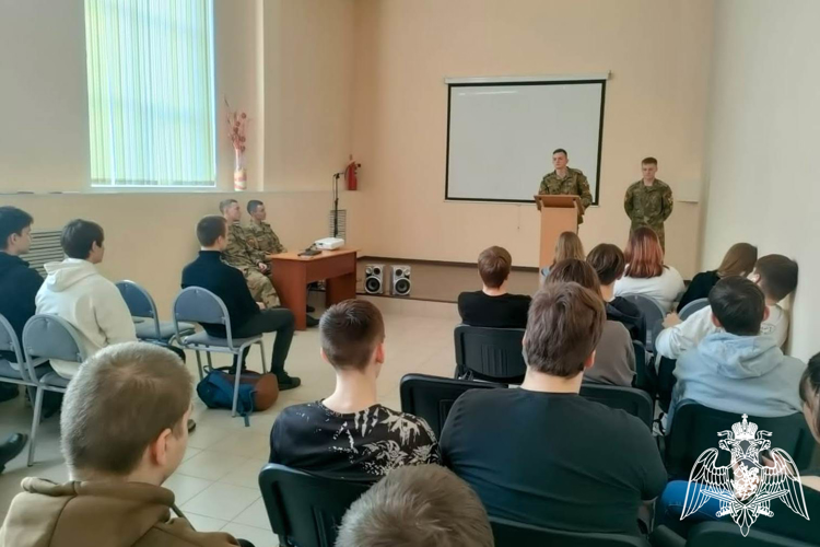 Курсанты военных институтов, проходящие стажировку в Красноярском соединении Росгвардии проводят уроки для учащихся