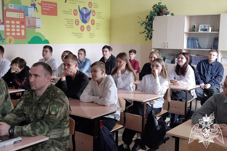 В Железногорске военнослужащие Росгвардии вместе с военными курсантами рассказали школьникам о противодействии терроризму и экстремизму