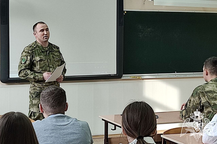 В Железногорске военнослужащие Росгвардии вместе с военными курсантами рассказали школьникам о противодействии терроризму и экстремизму