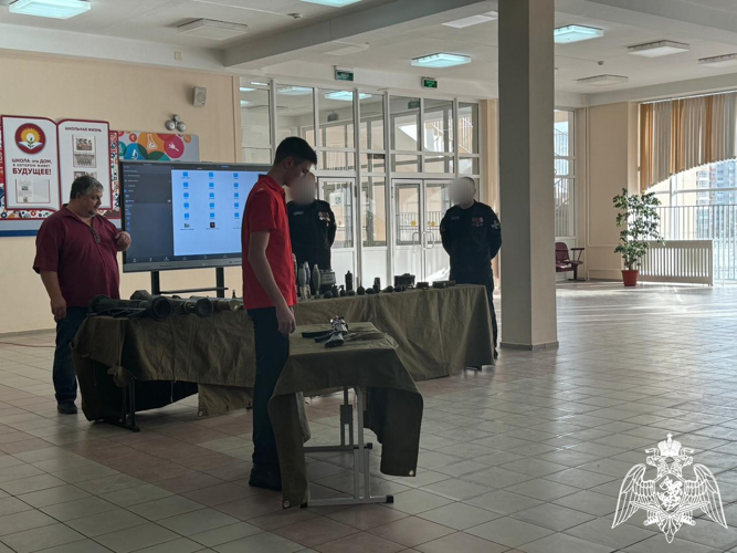 ОМОН «Ратибор» Росгвардии провел уроки Мужества для школьников