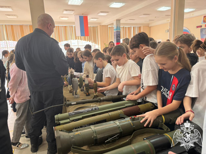 ОМОН «Ратибор» Росгвардии провел уроки Мужества для школьников