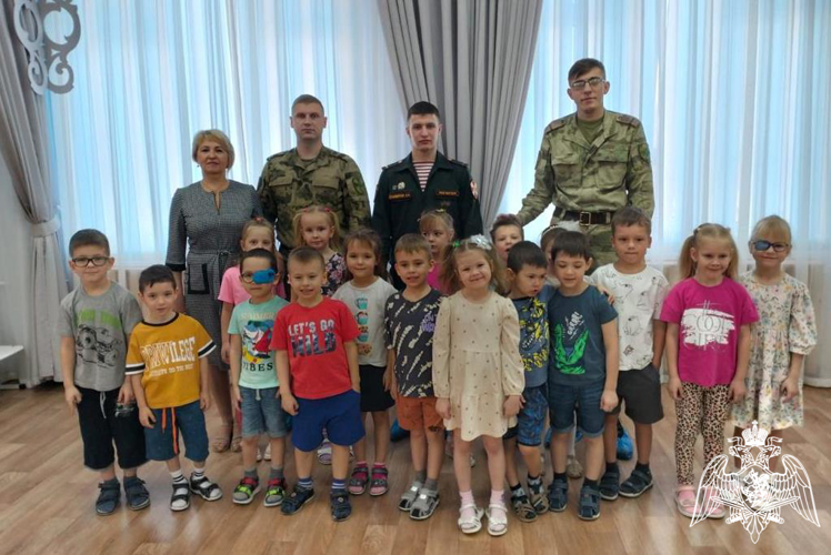 Военнослужащие Красноярского соединения Росгвардии рассказали дошкольникам о защитниках Отечества