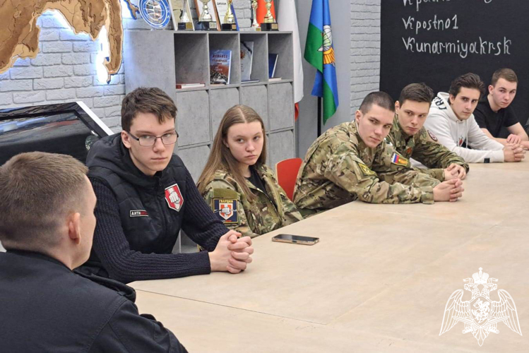 Сотрудники ОМОН «Ратибор» Росгвардии рассказали подросткам о своей профессии
