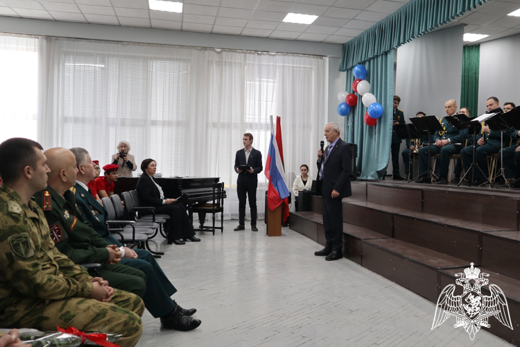 Военнослужащие Росгвардии провели для школьников музыкальный урок Мужества