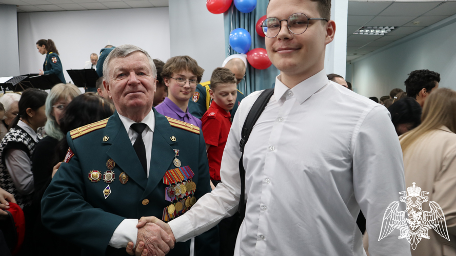 Военнослужащие Росгвардии провели для школьников музыкальный урок Мужества