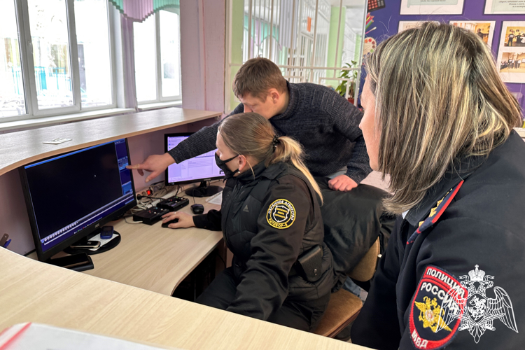 Сотрудники Росгвардии в составе комплексных комиссий проверяют избирательные участки накануне выборов Президента России