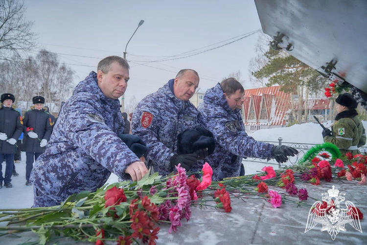 В Минусинске и Лесосибирске сотрудники Росгвардии приняли участие в памятных мероприятиях, посвященных 35-летию вывода войск из Афганистана