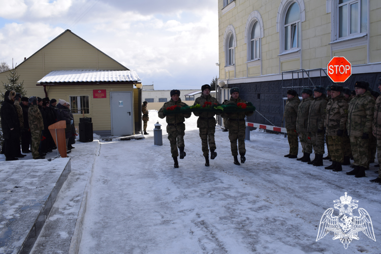 Военнослужащие Красноярского соединения возложили цветы к мемориалу воинов, павших при исполнении воинского долга