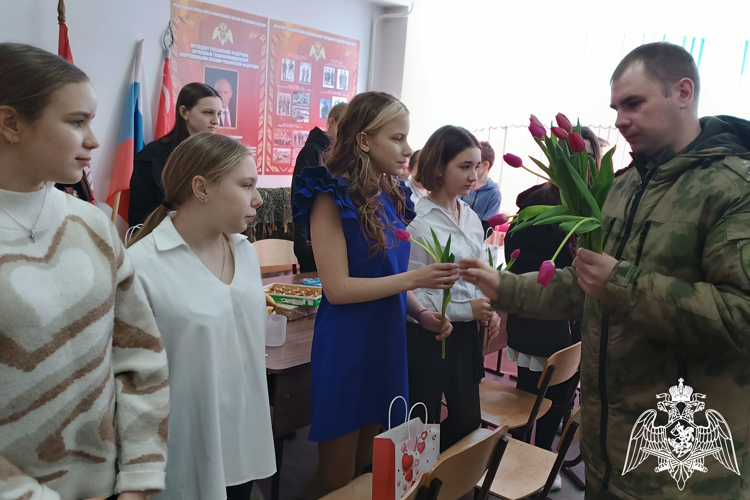 В Зеленогорске военнослужащие Росгвардии поздравили преподавателей и воспитанниц подшефного класса с 8 Марта!