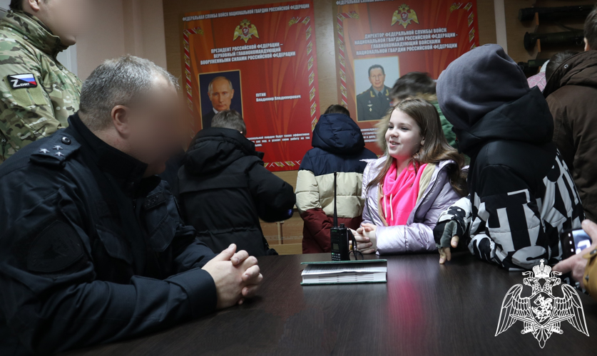 В Красноярске офицеры СОБР Росгвардии встретились со школьниками
