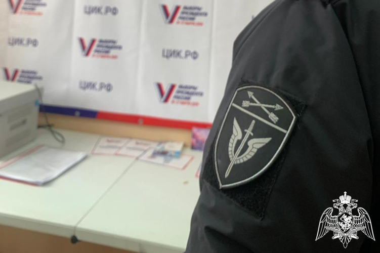 Росгвардейцы проводят проверку избирательных участков и владельцев оружия в Красноярском крае  