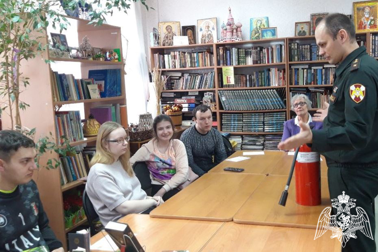Инспектор Управления Росгвардии по Красноярскому краю провел занятие по пожарной безопасности в Сосновоборском центре социального обслуживания населения