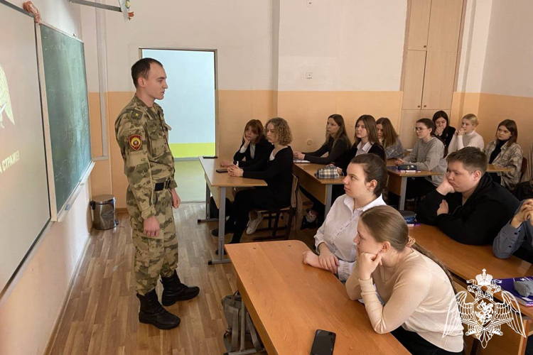 Красноярские военнослужащие росгвардейцы совместно с курсантами военного института провели Урок мужества в школе