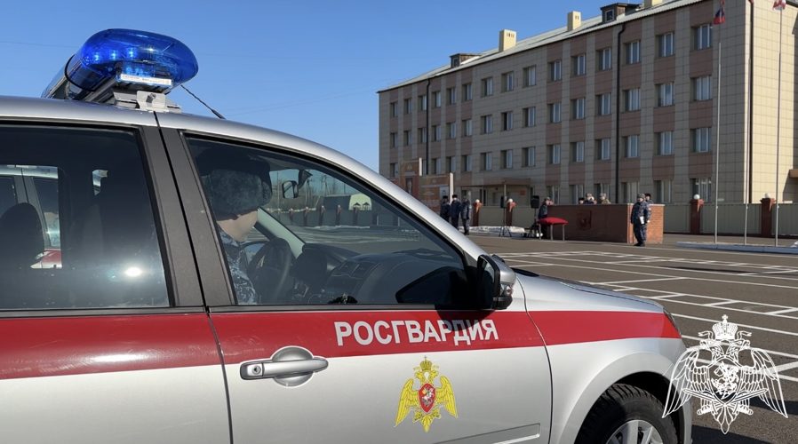В Красноярском крае сотрудникам вневедомственной охраны  Росгвардии вручили сертификат на новые служебные автомобили