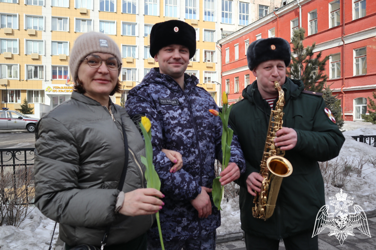 Красноярские росгвардейцы поздравили жительниц города с весенним  праздником
