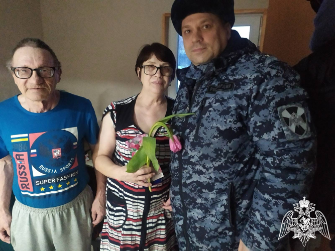 Сотрудники Росгвардии поздравили жен и матерей с праздником весны