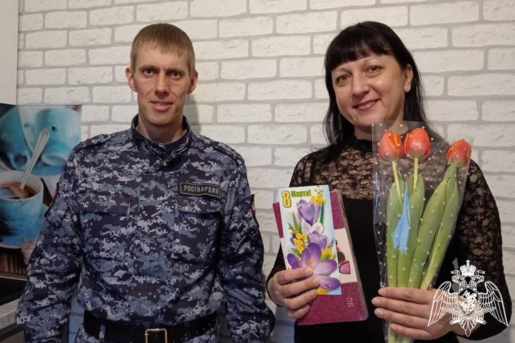 Сотрудники Росгвардии поздравили жен и матерей с праздником весны