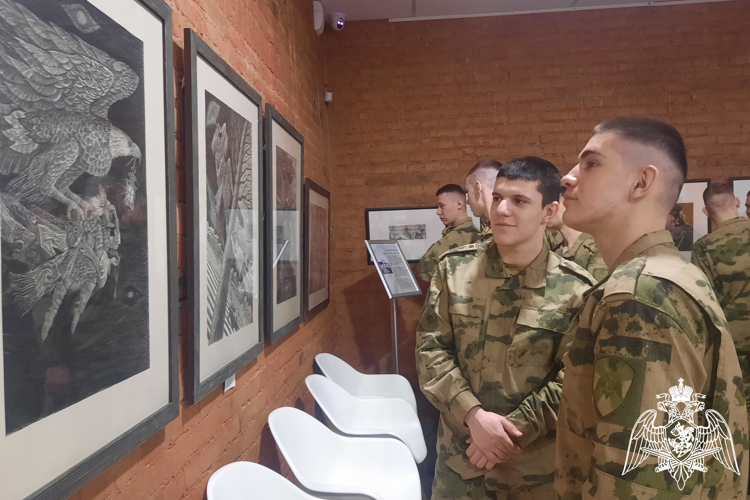 В преддверии 100-летия со дня рождения писателя Виктора Астафьева военнослужащие Росгвардии посетили Красноярскую краевую молодежную библиотеку  