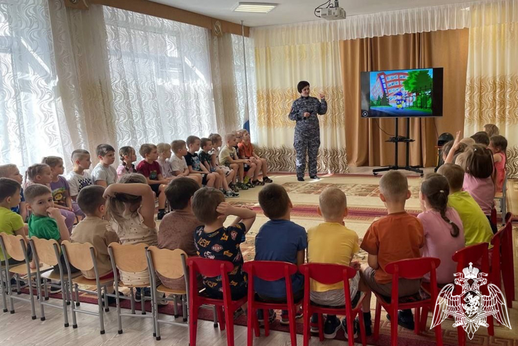 Сотрудники Росгвардии провели урок безопасности для воспитанников детского сада