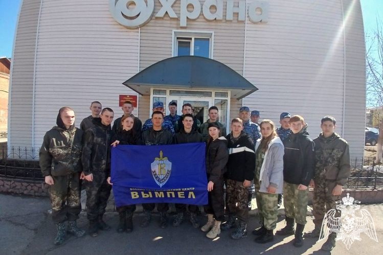 На экскурсии у сотрудников Росгвардии побывал Родниковский военно-патриотический клуб