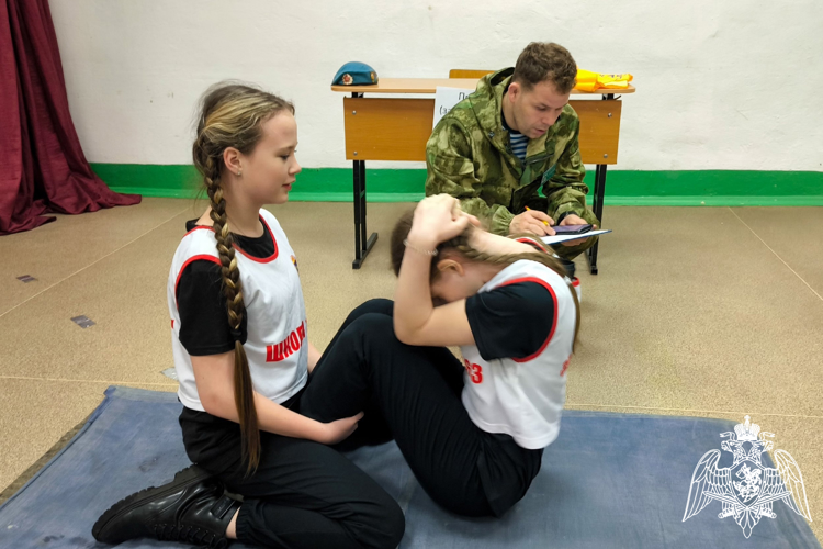 Учащиеся класса Росгвардии приняли участие в военно-патриотической игре "Зарница 2.0" в Зеленогорске
