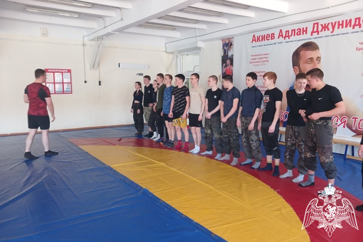 На экскурсии у сотрудников Росгвардии побывал Родниковский военно-патриотический клуб