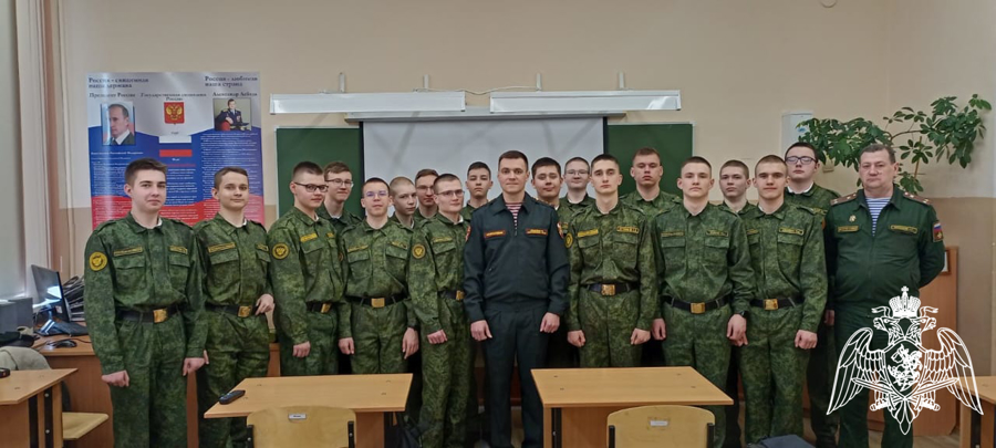 Военнослужащий Росгвардии рассказал красноярским кадетам о профессии военного