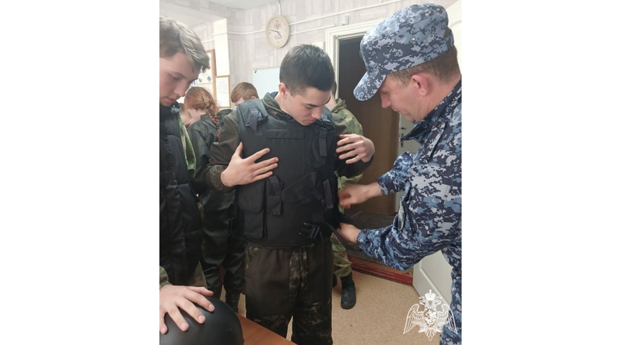 На экскурсии у сотрудников Росгвардии побывал Родниковский военно-патриотический клуб