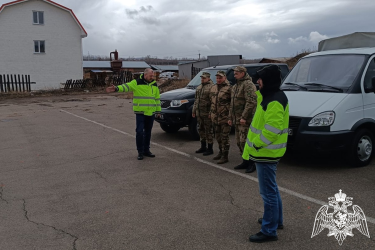 В Красноярске для военнослужащих и сотрудников Росгвардии провели занятия по безаварийному вождению
