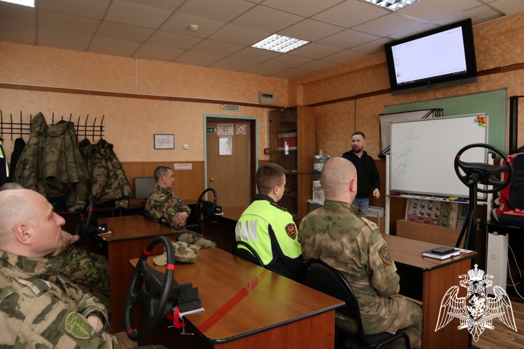 В Красноярске для военнослужащих и сотрудников Росгвардии провели занятия по безаварийному вождению