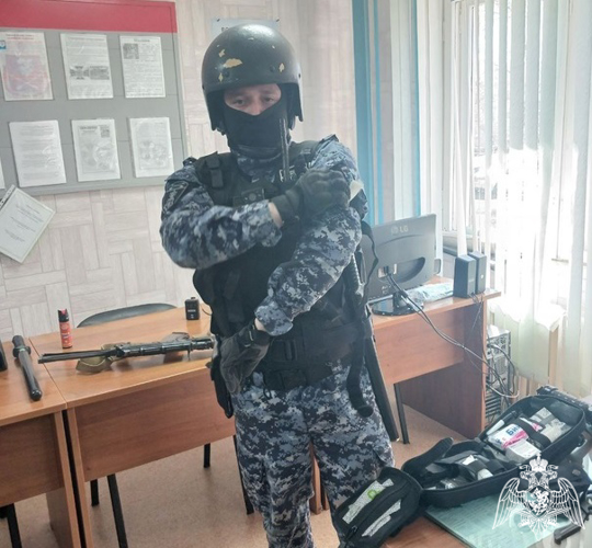 На экскурсии у сотрудников Росгвардии побывал Родниковский военно-патриотический клуб