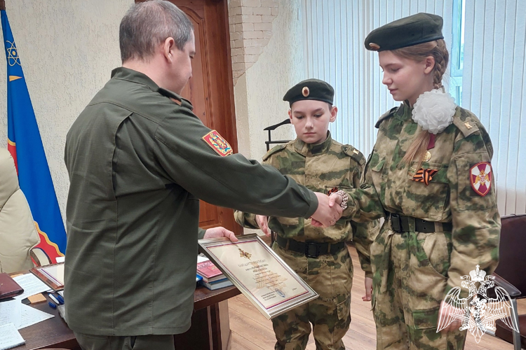 Учащихся класса Росгвардии поблагодарили за оказание гуманитарной помощи